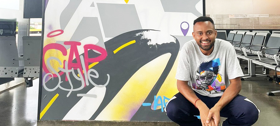 Nos dias 3, 4 e 5 de novembro, Londrina receberá a 8ª edição do Festival de Graffiti, mais uma vez com o apoio da Viação Garcia/Brasil Sul. O grafiteiro Thiago Junior de Souza, o Thiagu Agu, assinou um painel que ficará exposto na sala vip no Terminal Rodoviário de Londrina.